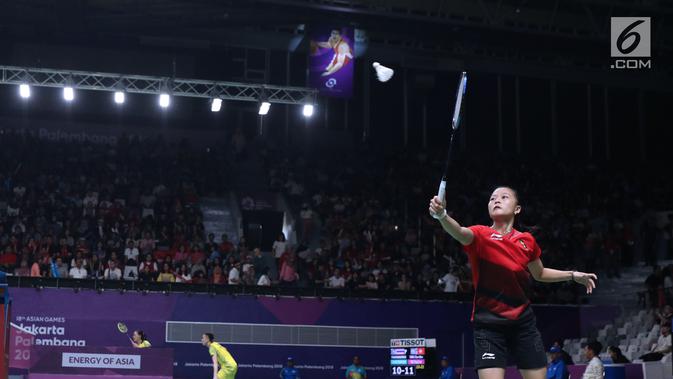 Tunggal putri Indonesia, Fitriani mengembalikan kok ke arah pemain India, Saina Nehwal di babak 16 besar Bulutangkis Tunggal Putri Asian Games 2018 di Istora Kompleks GBK, Sabtu (25/8). Fitriani menyerah 6-21, 14-21. (Liputan6.com/Helmi Fithriansyah)