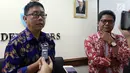 Ketua Dewan Pers Yosep Adi Prasetyo (kiri) bersama pegiat isu pluralisme Imdadun Rahmat memberi keterangan di Kantor Dewan Pers Jakarta, Rabu (12/12). Dewan Pers memberi keterangan terkait pemenang Yap Thiam Hien Award 2018. (Liputan6.com/JohanTallo)