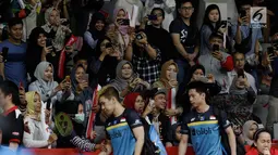 Suporter menyambut kedatangan ganda putra Indonesia, Kevin Sanjaya/Marcus Gideon saat akan melawan ganda Jerman pada Indonesia Masters 2019 di Istora Senayan, Rabu (23/1). Kevin/Marcus lolos ke 16 besar, 21-13, 19-21, 21-15. (Bola.com/M. Iqbal Ichsan)