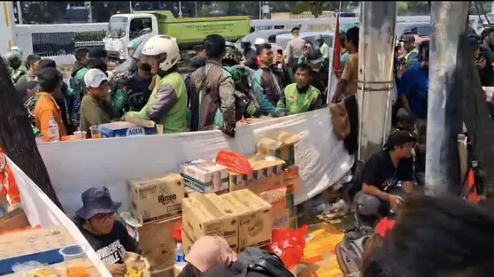 Rabu Malam, Massa Mulai Padati DPR dan Bikin Posko