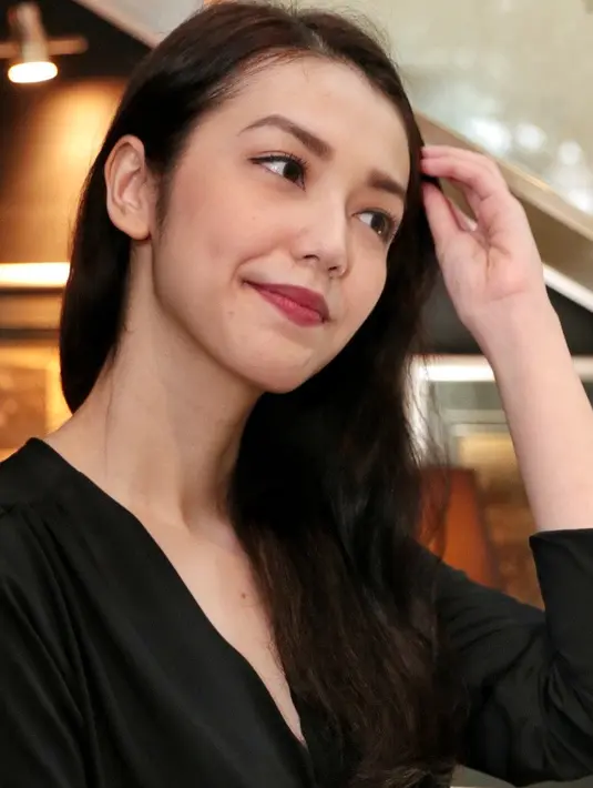 Velove Vexia berubah menjadi cuek dan tomboi itu hanya terjadi dalam terbarunya yang mengangkat kisah legendaris Chrisye. Film yang disutradarai Rizal Mantovani itu akan mulai proses syuting pada bulan ini. (Galih W. Satria/Bintang.com)