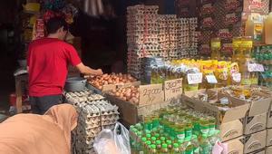 Sejumlah harga sembako di Kota Bekasi mengalami kenaikan jelang Idul Fitri 1446 H, imbas minimnya pasokan akibat banjir dan meningkatnya permintaan. (Liputan6.com/Bam Sinulingga)