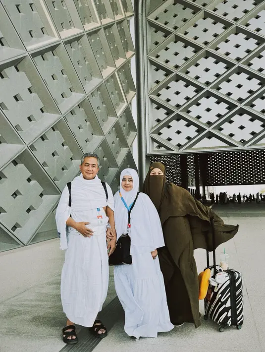 <p>Awkarin dan orangtua saat berada di stasiun kereta cepat dari Madinah menuju Makkah untuk menunaikan ibadah umrah yang pertama. (Foto: Instagram/ narinkovilda)</p>