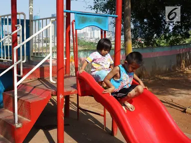 Anak-anak bermain dengan fasilitas permainan yang tersedia di kawasan Tanah Abang, Jakarta, Selasa (23/7/2019). Pada peringatan Hari Anak Nasional yang jatuh 23 Juli, masih banyak anak-anak Indonesia yang belum dapat memiliki ruang bermain layak. (Liputan6.com/Immanuel Antonius)