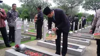 Gubernur DKI Jakarta Ahok berziarah ke Taman Makam Kalibata (Liputan6.com/ Delvira Chaerani Hutabarat)