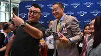 Perdana Thailand Srettha Thavisin secara langsung menyambut rombongan pertama yang tiba di Bandara Suvarnabhumi, Thailand, pada Senin, 25 September 2023, setelah mereka memberlakukan bebas visa bagi turis China. (dok. Lillian SUWANRUMPHA / AFP)