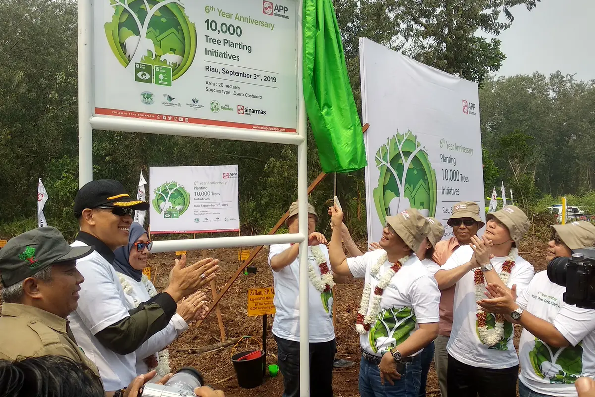 Asia Pulp & Paper (APP) Sinar Mas menanam 10.000 bibit pohon lokal dan berbagai pohon buah-buahan lokal di area seluas 20 ha di Desa Teluk Rimba, Kecamatan Koto Gasib, Kabupaten Siak, Riau.