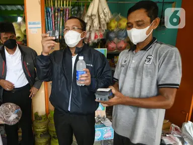 Direktur Utama Bank BTN Haru Koesmahargyo (kedua kanan) melakukan kunjungan kerja untuk memantau penyaluran Bantuan Sosial (Bansos) dan Bantuan Subsidi Upah (BSU) bagi masyarakat terdampak Covid-19 di wilayah Cikarang dan Karawang, Jawa Barat. (Liputan6.com/HO/BTN)