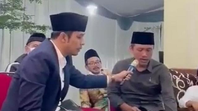 Gus Kautsar dan Gus Fahim ayah Gus Sunny Nyanyi Bareng (SS: YT. @ilhamulumudin)