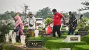 Umat Muslim mengunjungi makam kerabat mereka di sebuah pemakaman sebelum dimulainya bulan Ramadan, di Surabaya pada 27 Februari 2025. (JUNI KRISWANTO/AFP)