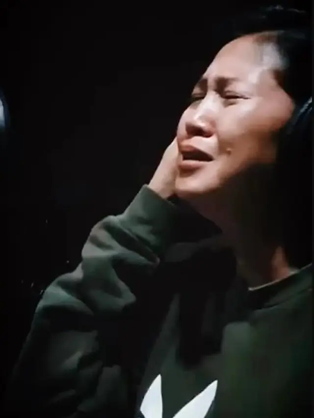 Erie Suzan menangis saat rekaman lagu terbarunya berjudul Rindu Ayah (https://www.instagram.com/p/CkzSAAMPswK/)