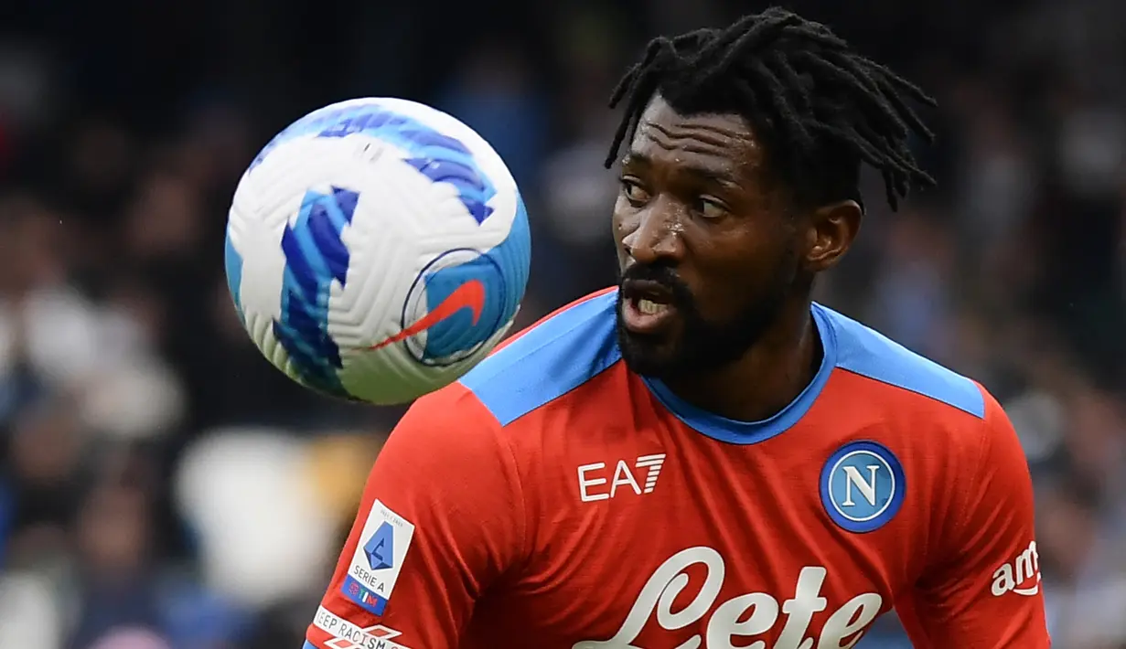 Andre Zambo Anguissa. Gelandang Kamerun berusia 26 tahun yang didatangkan Fulham dari Marseille pada awal musim 2018/2019 dengan nilai transfer sebesar 24,85 juta euro ini dipinjamkan selama 1 musim ke Napoli pada awal musim 2021/2022 dengan biaya 600 ribu euro disertai opsi pembelian di akhir masa peminjaman. Tampil apik dalam total 33 laga bersama Napoli di semua ajang dengan torehan 2 assist, Napoli pun resmi mempermanenkannya mulai musim 2022/3023 dengan nilai transfer sebesar 15 juta euro. (AFP/Filippo Monteforte)