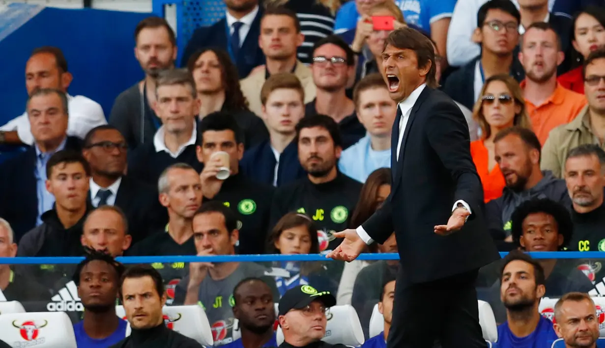 Manajer Chelsea, Antonio Conte berteriak di pinggir lapangan saat Chelsea melawan West Ham United dalam Liga Primer Inggris di Stadion Stamford Bridge, Senin (15/8). Chelsea keluar sebagai pemenang dengan skor 2-1. (REUTERS/ Eddie Keogh)