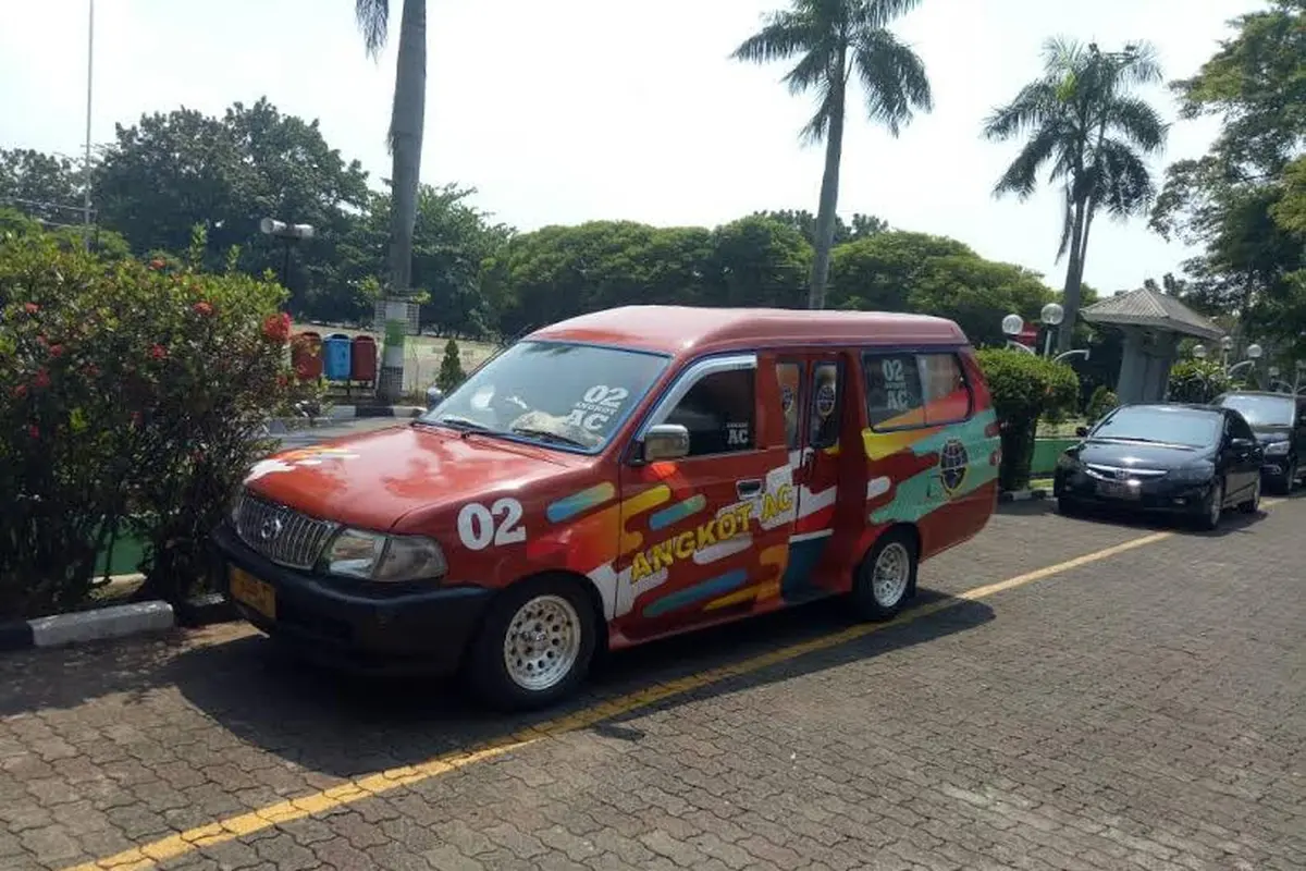 Angkutan kota trayek 02 rute Pondok Gede – Bekasi, menjadi pilot project sebelum fasilitas AC diaplikasikan pada semua angkot di Bekasi, Jawa Barat. (Liputan6.com/Ilyas Istianur P)