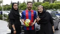 Reza Parastesh, seorang warga Iran yang memiliki wajah mirip Lionel Messi diajak foto bareng oleh warga di jalanan Tehran, Iran, Senin (8/5/2017). (AFP/Atta Kenare)