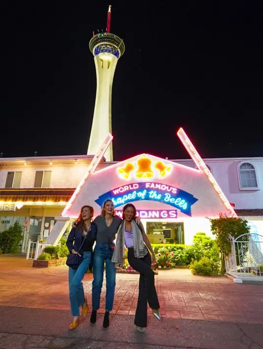 <p>Jeans emang enggak pernah ada habisnya dipakai untuk bergaya. Pasangkan dengan atasan dan sepatu favorit untuk momen kebersamaan bareng sahabat yang akan jadi kenangan manis. (Foto: Instagram @mariannerumantir)</p>