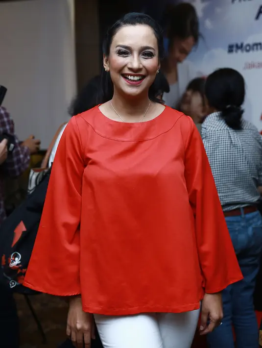 Istri Gilang Ramadan itu melihat, bahwa pendidikan di Indonesia memiliki banyak mata pelajaran. Jadi bisa masuk akal dibuat kalau mata pelajarannya lebih sedikit. Banyak mata pelajaran, namun tidak spesifik. (Galih W. Satria/Bintang.com)