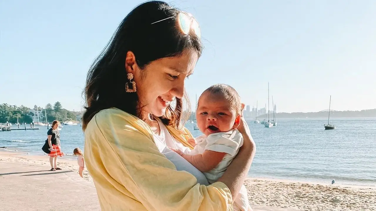 Potret Acha Sinaga momong Baby Lucas
