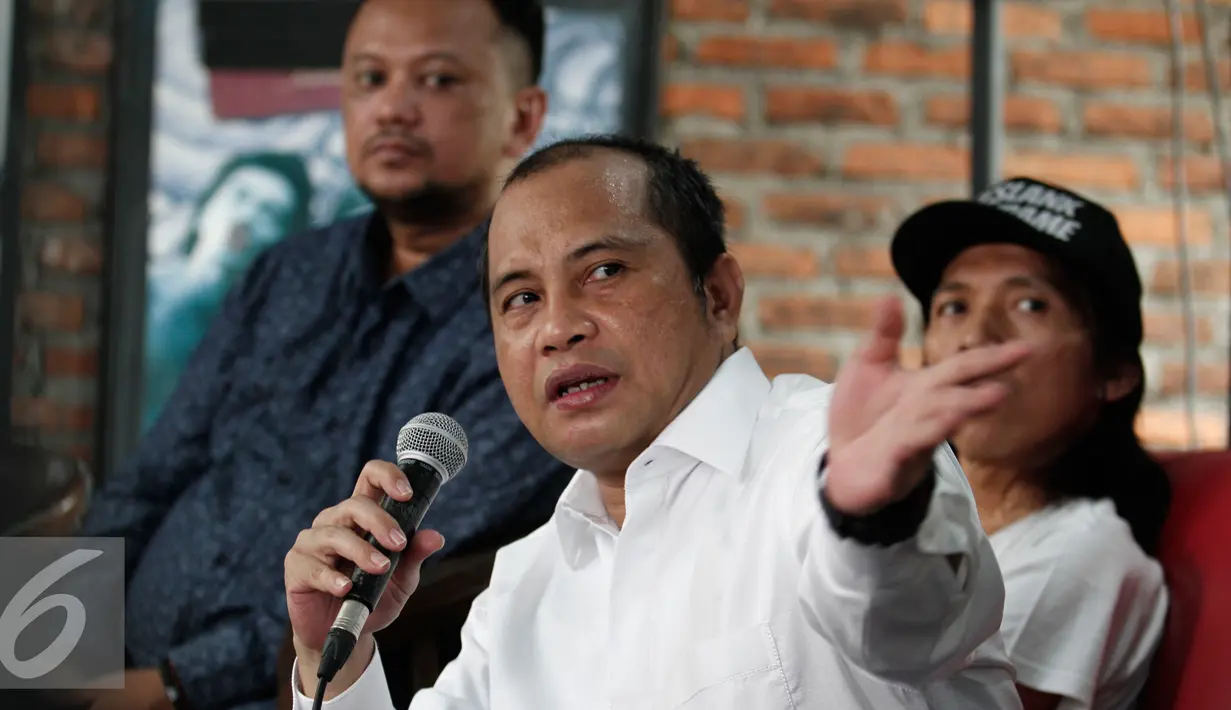 Mendes PDTT Marwan Djafar saat konferensi pers terkait konser Slank di sejumlah daerah perbatasan Indonesia, Jakarta, Selasa (10/5). Marwan menyebut Slank sangat relevan dalam menyampaikan pesan-pesan moral di perbatasan.  (Liputan6.com/Herman Zakharia)