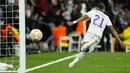 Gol yang dinanti-nanti Real Madrid akhirnya datang juga. Rodrygo mencetak gol balasan pada menit ke-80 usai memanfaatkan umpan lambung dari Modric. Skor 1-3 bertahan sampai waktu normal berakhir. (AP/Manu Fernandez)