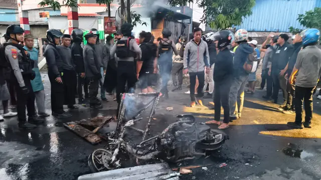 Bentrok Antarwarga di Makassar Pecah: Motor Dibakar, Seorang Pemuda Tewas Tertembak