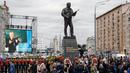 Suasana upacara peresmian patung Mikhail Kalashnikov di kota Moskow, Rusia (19/9). Pembuat patung ini merupakan seniman Salavat Shcherbako. (AFP Photo/Maxim Zmeyev)