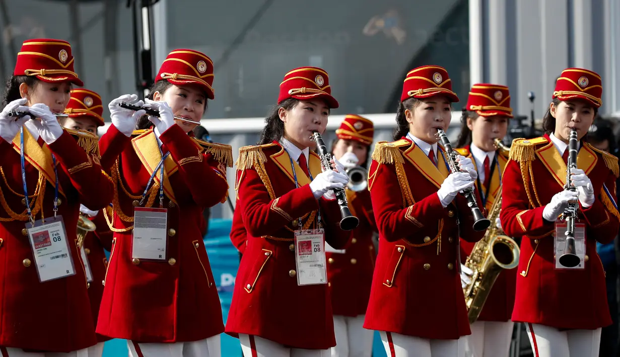 Pemandu sorak Korea Utara memainkan clarinet saat menyambut atlet asal negaranya di Desa Olimpiade, Gangneung, Korea Selatan, Kamis (8/2). (AP Photo / Jae C. Hong)
