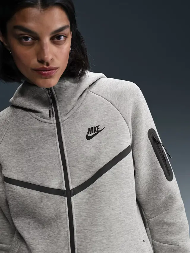 Nike Tech Fleece Presiden Venezuela Nicolás Maduro saat Ditangkap seharga Rp3 jutaan. Dok. NIKE