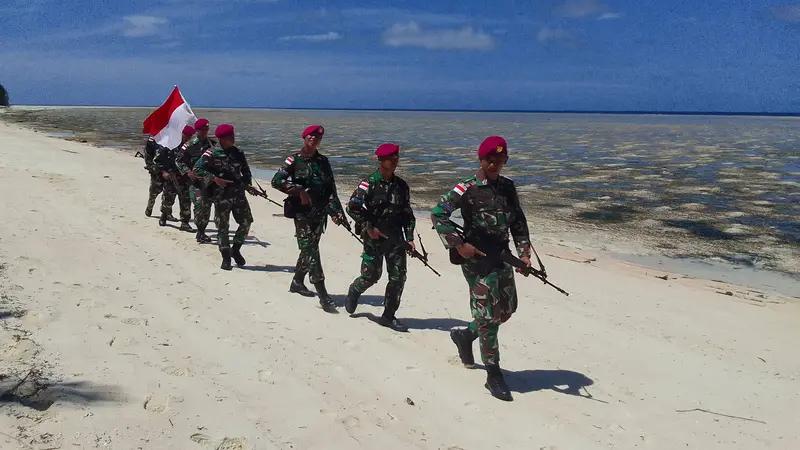 Satgas Pengamanan Pulau Terluar Korps Marinir TNI AL melakukan patroli di Kepulauan Mapia, Distrik Supiori Barat, Kabupaten Supiori, Provinsi Papua. (Liputan6.com/Dicky Agung Prihanto).