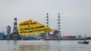 Mereka mendesak percepatan investasi energi terbarukan seperti tenaga surya dan angin. Tampak dalam foto, aktivis Greenpeace Indonesia melakukan aksi di kawasan perairan depan Pembangkit Listrik Tenaga Gas Uap (PLTGU) Muara Karang, Jakarta pada Selasa 18 November 2025. (YASUYOSHI CHIBA/AFP)