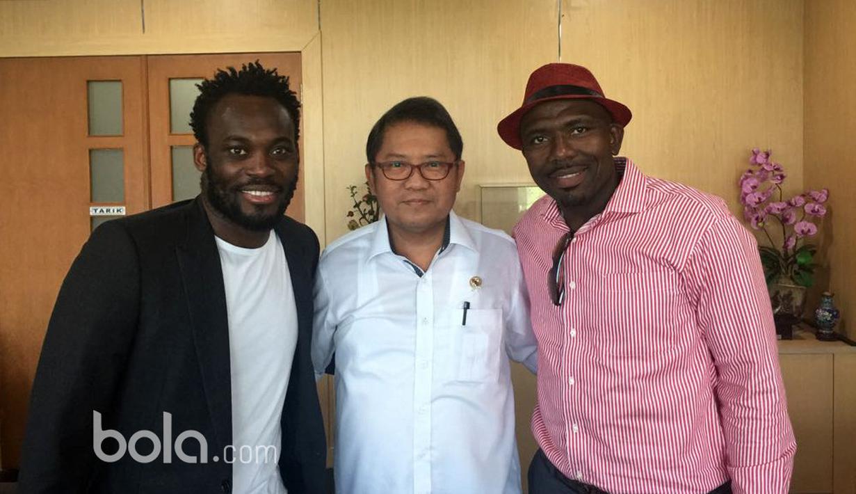 Michael Essien (kiri) saat berfoto bersama fans di Bandung, Selasa (14/3/2017). (Bola.com/Erwin Snaz)