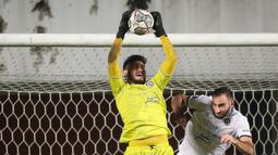 Persib memiliki peluang lewat tendangan jarak jauh Esteban Vizcarra menit 15. Tapi bola bisa diselamatkan kiper Arema, Adilson Maringa. (Bola.com/Bagaskara Lazuardi)