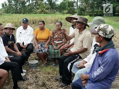 Presiden Joko Widodo atau Jokowi berdialog dengan warga di Desa Kukuh, Kecamatan Marga, Tabanan, Bali, Jumat (23/2). Kegiatan ini mengawali rangkaian acara Jokowi di Bali. (Liputan6.com/Pool/Biro Pers Setpres)