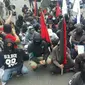 Gerakan Anarko Sindikalis saat peringatan May Day di Surabaya. (Liputan6.com/Dian Kurniawan)