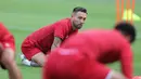 Marc Klok sedang melakukan pemanasan sebelum sesi latihan Timnas Indonesia jelang pertandingan Piala AFF 2022 melawan Kamboja di Stadion Gelora Bung Karno, Selasa (20/12/2022). (Bola.com/Abdul Aziz)