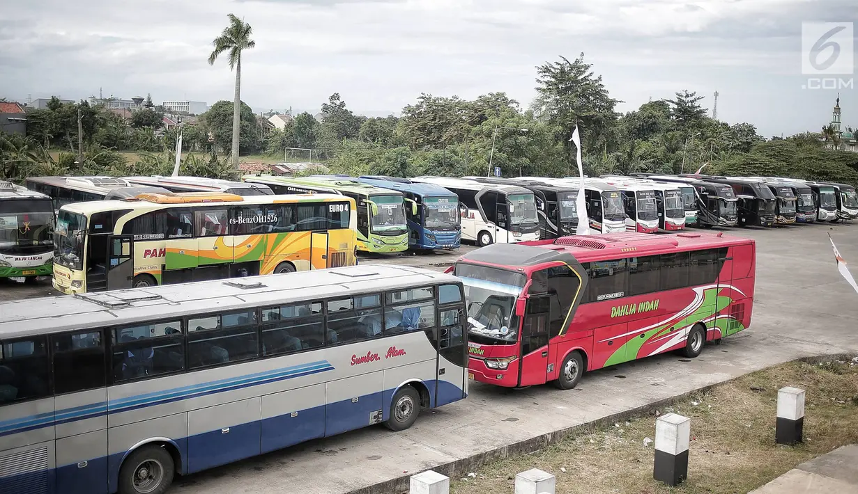 Sejumlah bus terparkir di Terminal terpadu tipe A Pondok Cabe di Pamulang, Tangerang Selatan, Senin (31/12). Mulai 31 Desember ,  terminal yang memiliki luas keseluruhan mencapai 25.995 m2 tersebut resmi beroperasi. (Liputan6.com/Faizal Fanani)