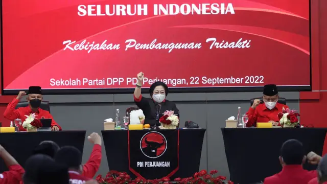 Ketua Umum PDIP Megawati Soekarnoputri memberi pengarahan kepada para kader partai yang menjabat sebagai kepala daerah, Kamis (22/9/2022). (dokumentasi PDIP)
