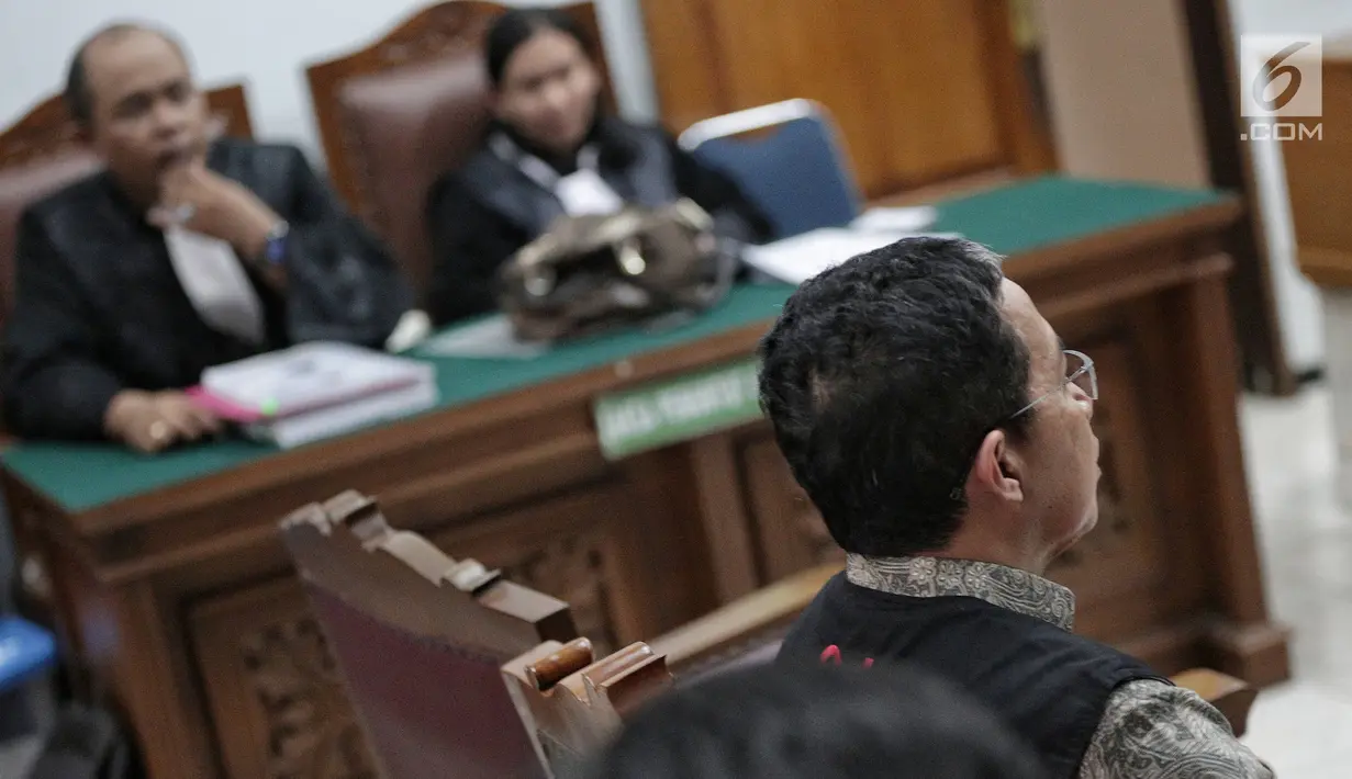 Mantan Pelaksana Tugas (Plt) Ketua Umum PSSI Joko Driyono saat menjalani sidang lanjutan di PN Jakarta Selatan, Kamis (9/5/2019). Dengan tak hadirnya saksi, hakim Kartim Haeruddin meminta persidangan Joko Driyono ditunda. (Liputan6.com/Faizal Fanani)