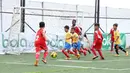 Para pemain U-11 silih berganti melancarkan serangan ke gawang lawannya dalam Liga Bola Indonesia di Sabnani Park, Tangerang Selatan, Minggu (16/10/2016). (Liga Bola Indonesia)