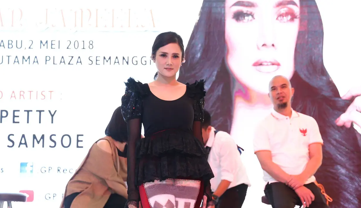 Mulan Jameela mengaku album barunya ini sekaligus menjawab tantangan yang diberikan oleh suaminya, Ahmad Dhani. Tujuh lagu dalam album baru mulan. (Nurwahyunan/Bintang.com)
