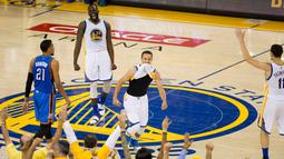 Stephen Curry #30 terlihat senang usai mencetak tiga angka saat melawan OKC Thunder pada final wilayah barat NBA Playoffs di Oracle Arena, (31/5/2016) WIB. Warriors menang 96-88. (Mandatory Credit: Kyle Terada-USA TODAY Sports)ts