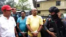 Polisi menjaga ketat dua pelaku pengeroyokan dan penganiayaan ahli informasi teknologi (IT) Hermansyah saat digiring ke Polda Metro Jaya, Jakarta (12/7). (Liputan6.com/Pool)