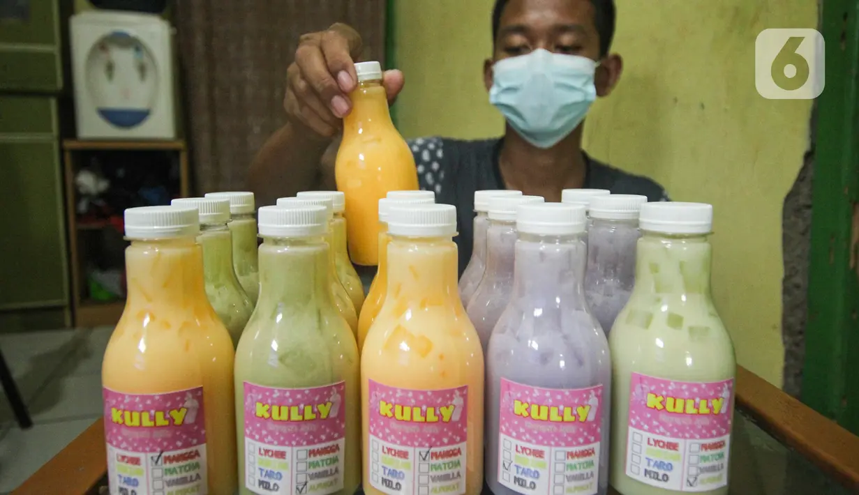 Dika (16) menunjukkan minuman jelly buatannya di rumahnya di Kawasan Gandasari, Kecamatan Jatiuwung, Kota Tangerang, Sabtu (21/8/2021). Dika membuat usaha minuman jelly untuk mengisi waktu luangnya di rumah yang dijual melalui pasar online seharga Rp 5 ribu per botolnya. (Liputan6.com/Angga Yuniar)