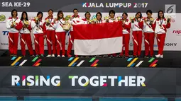 Atlet polo air putri Indonesia merayakan kemenangan usai mengalahkan atlit polo air putri Malaysia  di National Aquatic Center, Kuala Lumpur, Malaysia, Sabtu (19/8). Indonesia  meraih medali perunggu dari cabang ini. (Liputan6.com/Faizal Fanani)