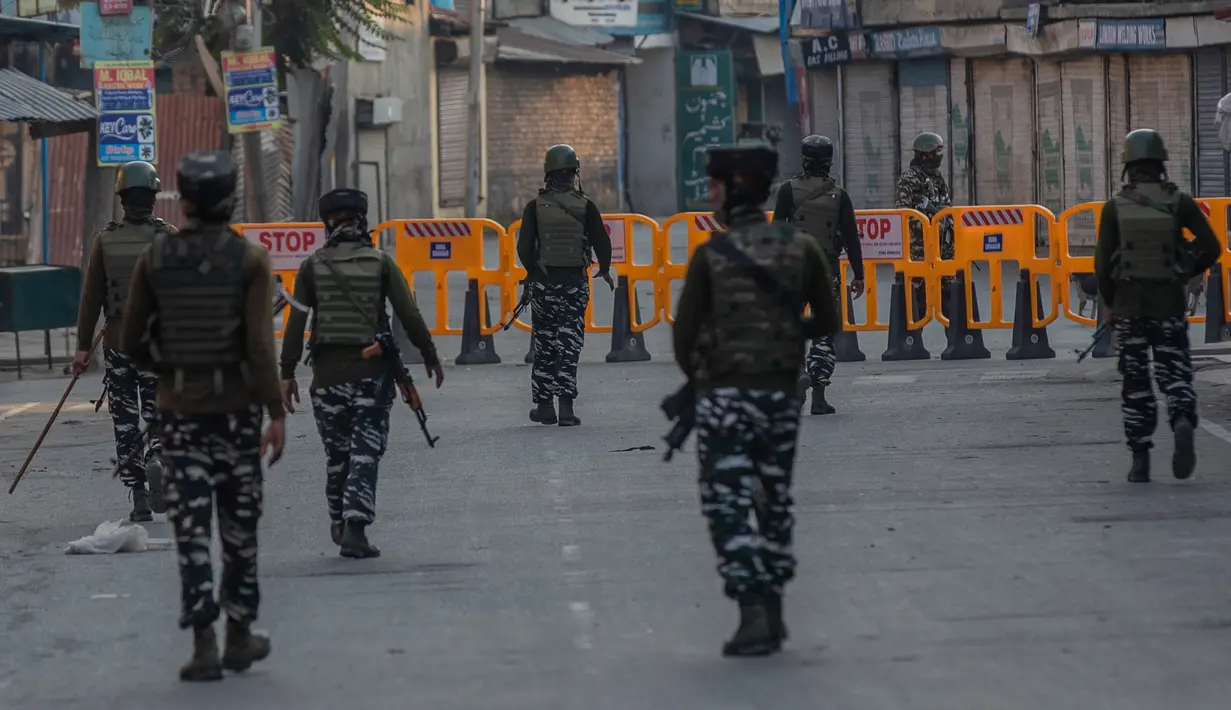 Paramiliter bersenjata melakukan patroli di jalan yang dikosongkan di Srinagar, Kashmir yang dikuasai India, Rabu (5/8/2020). Tentara India memperketat keamanan di Kashmir dalam upaya menahan serangan dalam peringatan setahun pelepasan status otonomi khusus wilayah tersebut. (AP Photo/ Dar Yasin)