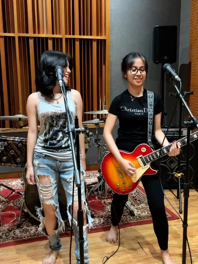 Gaya Mayang Lucyana Fitri Saat Main Gitar, Tampil Elegan hingga Jadi Rocker Panggung