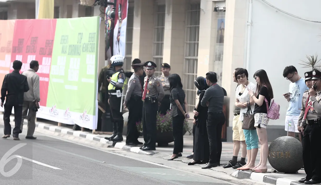 Warga berkumpul menyaksikan kemeriahan pawai parade seni budaya di tepi Jalan Asia Afrika, Bandung, Rabu (1/6). Kota Bandung dipilih sebagai tuan rumah terkait acara peringatan hari kelahiran Pancasila yang jatuh pada 1 Juni. (Liputan6.com/Faizal Fanani)