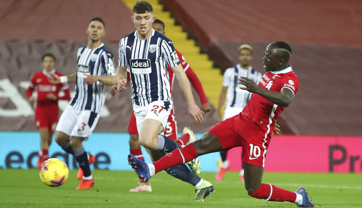 Striker Liverpool, Sadio Mane, mencetak gol ke gawang West Bromwich Albion pada laga Liga Inggris di Stadion Anfield, Minggu (27/12/2020). Kedua tim bermain imbang 1-1. (Nick Potts/Pool via AP)
