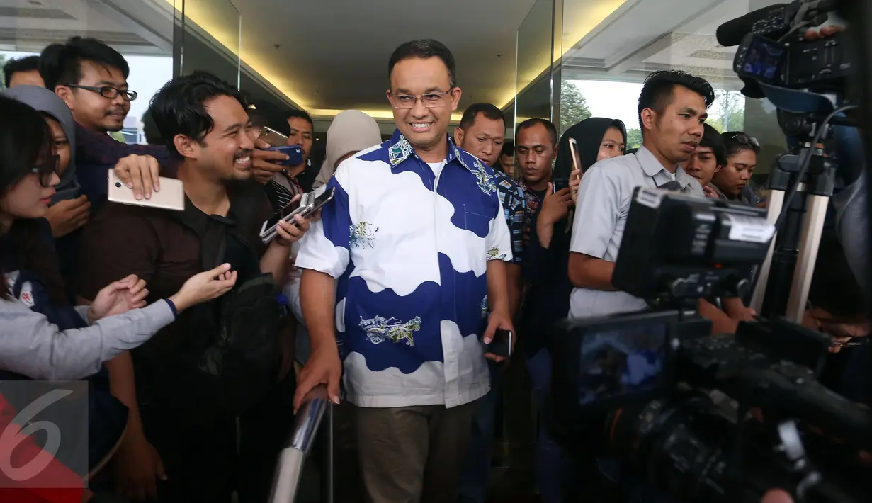 Cagub DKI Jakarta Anies Baswedan usai menjenguk Novel Baswedan di Rumah Sakit Mitra Keluarga Kelapa Gading, Jakarta, Selasa (11/4). Novel disiram air keras sepulang dari masjid usai salat subuh oleh orang tak dikenal. (Liputan6.com/Johan Tallo)