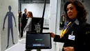 Petugas mengawasi calon penumpang yang hendak melewati Mesin deteksi full body terbaru Bandara Cologne-Bonn Konrad Adenaue, Jerman (15/11). Mesin ini akan secara otomatis mendeteksi benda-benda yang berpotensi bahaya. (REUTERS/Wolfgang Rattay)